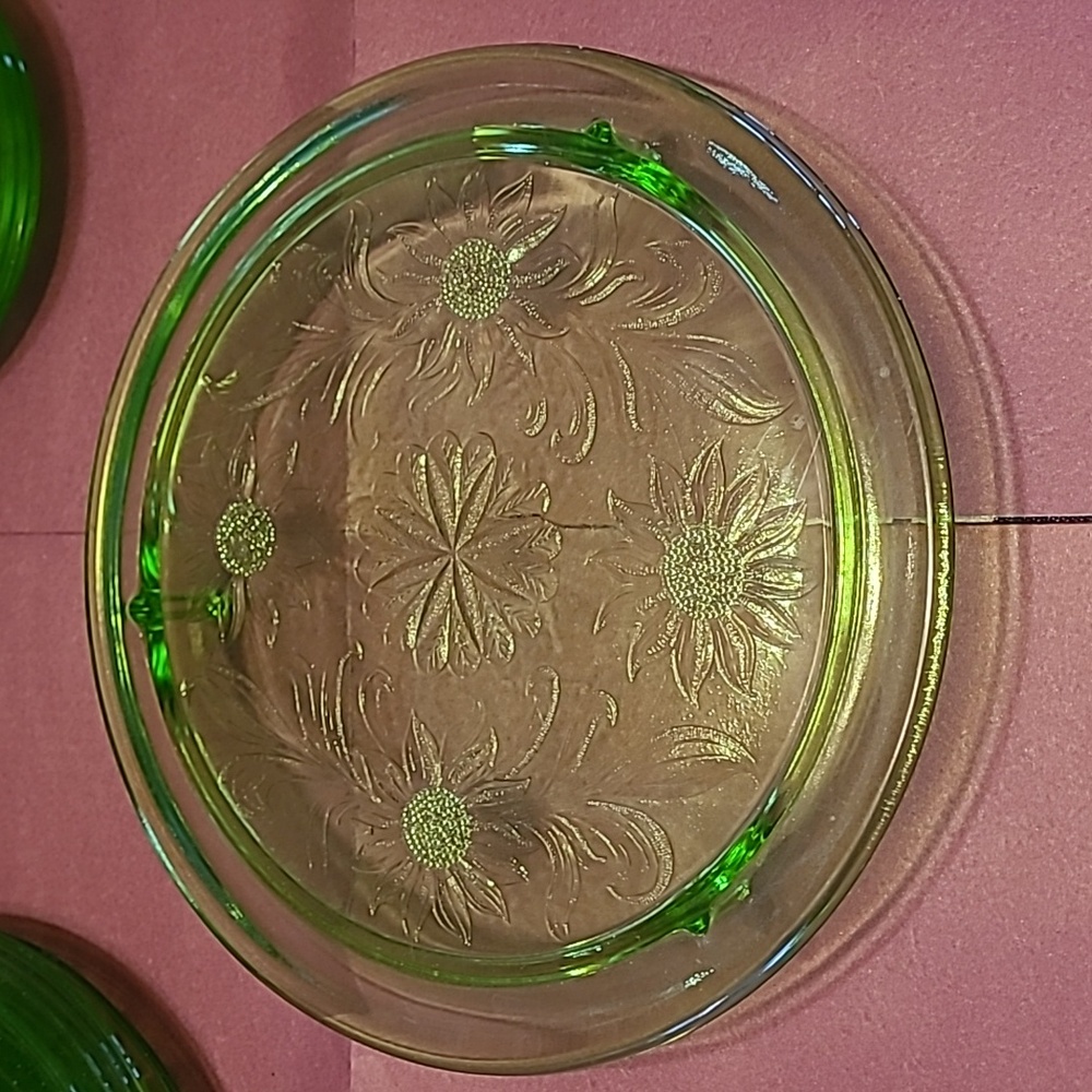 Vintage Vaseline Uranium Green Glass Sunflower Cake Stand